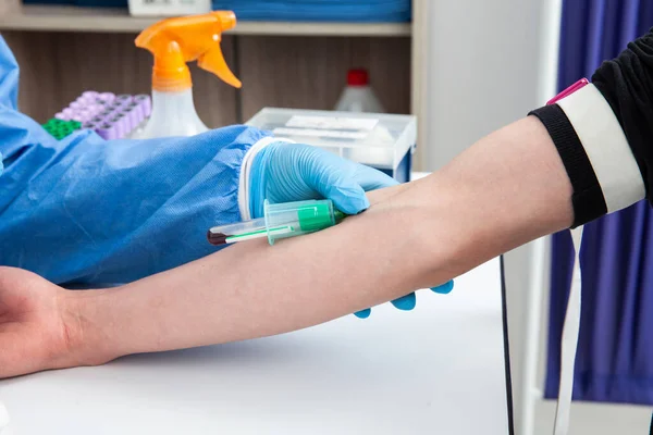 Enfermera Recogiendo Una Muestra Sangre Paciente Masculino Una Clínica —  Fotos de Stock