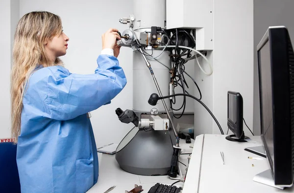 Young Female Scientist Loading Specimen Using Sample Holder Transmission Electron — Stockfoto