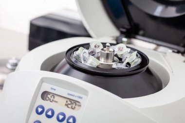 Masa santrifüjü tüplerle dolu. Sütun bazlı nükleik asit arıtma tekniğini döndür.