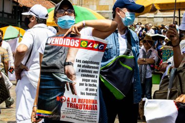 Bogotta, Kolombiya - 26 Eylül 2022. Gustavo Petro hükümetine karşı Bogota Kolombiya 'da barışçıl protesto yürüyüşleri. Yeni Kolombiya hükümetinin yasa reformlarına karşı yürüdü.