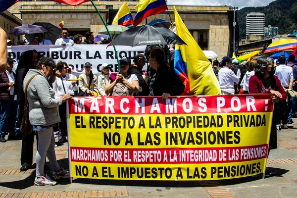 波哥大 科洛莫州 2022年9月26日 在哥伦比亚波哥大举行和平抗议活动 抗议古斯塔沃 彼得罗政府 反对哥伦比亚新政府法律改革的游行 — 图库照片