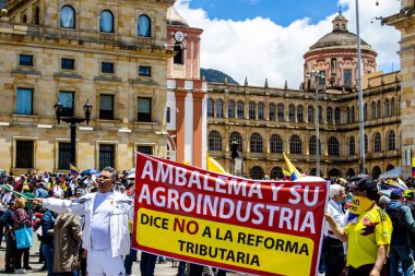 Bogotta, Kolombiya - 26 Eylül 2022. Gustavo Petro hükümetine karşı Bogota Kolombiya 'da barışçıl protesto yürüyüşleri. Yeni Kolombiya hükümetinin yasa reformlarına karşı yürüdü.