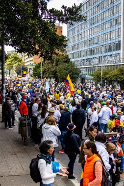Bogotta, Kolombiya - 26 Eylül 2022. Gustavo Petro hükümetine karşı Bogota Kolombiya 'da barışçıl protesto yürüyüşleri. Yeni Kolombiya hükümetinin yasa reformlarına karşı yürüdü.
