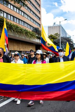 Bogotta, Kolombiya - 26 Eylül 2022. Gustavo Petro hükümetine karşı Bogota Kolombiya 'da barışçıl protesto yürüyüşleri. Yeni Kolombiya hükümetinin yasa reformlarına karşı yürüdü.