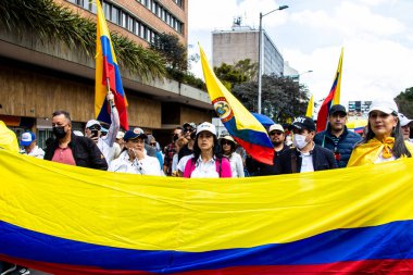 Bogotta, Kolombiya - 26 Eylül 2022. Gustavo Petro hükümetine karşı Bogota Kolombiya 'da barışçıl protesto yürüyüşleri. Yeni Kolombiya hükümetinin yasa reformlarına karşı yürüdü.