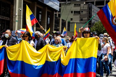 Bogotta, Kolombiya - 26 Eylül 2022. Gustavo Petro hükümetine karşı Bogota Kolombiya 'da barışçıl protesto yürüyüşleri. Yeni Kolombiya hükümetinin yasa reformlarına karşı yürüdü.
