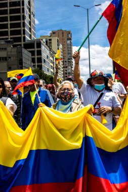 Bogotta, Kolombiya - 26 Eylül 2022. Gustavo Petro hükümetine karşı Bogota Kolombiya 'da barışçıl protesto yürüyüşleri. Yeni Kolombiya hükümetinin yasa reformlarına karşı yürüdü.