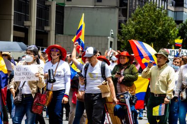 Bogotta, Kolombiya - 26 Eylül 2022. Gustavo Petro hükümetine karşı Bogota Kolombiya 'da barışçıl protesto yürüyüşleri. Yeni Kolombiya hükümetinin yasa reformlarına karşı yürüdü.