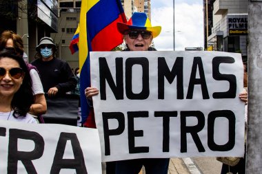 Bogotta, Kolombiya - 26 Eylül 2022. Gustavo Petro hükümetine karşı Bogota Kolombiya 'da barışçıl protesto yürüyüşleri. Yeni Kolombiya hükümetinin yasa reformlarına karşı yürüdü.