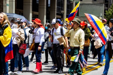 Bogotta, Kolombiya - 26 Eylül 2022. Gustavo Petro hükümetine karşı Bogota Kolombiya 'da barışçıl protesto yürüyüşleri. Yeni Kolombiya hükümetinin yasa reformlarına karşı yürüdü.