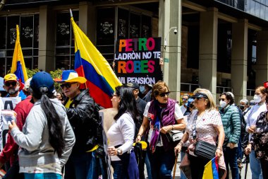 Bogotta, Kolombiya - 26 Eylül 2022. Gustavo Petro hükümetine karşı Bogota Kolombiya 'da barışçıl protesto yürüyüşleri. Yeni Kolombiya hükümetinin yasa reformlarına karşı yürüdü.