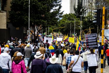 Bogotta, Kolombiya - 26 Eylül 2022. Gustavo Petro hükümetine karşı Bogota Kolombiya 'da barışçıl protesto yürüyüşleri. Yeni Kolombiya hükümetinin yasa reformlarına karşı yürüdü.
