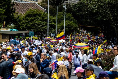 Bogotta, Kolombiya - 26 Eylül 2022. Gustavo Petro hükümetine karşı Bogota Kolombiya 'da barışçıl protesto yürüyüşleri. Yeni Kolombiya hükümetinin yasa reformlarına karşı yürüdü.