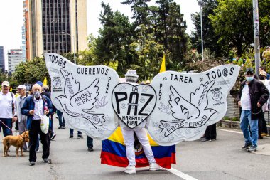 Bogotta, Kolombiya - 26 Eylül 2022. Gustavo Petro hükümetine karşı Bogota Kolombiya 'da barışçıl protesto yürüyüşleri. Yeni Kolombiya hükümetinin yasa reformlarına karşı yürüdü.