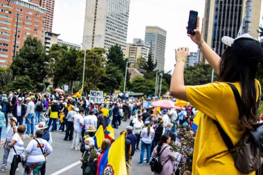 Bogotta, Kolombiya - 26 Eylül 2022. Gustavo Petro hükümetine karşı Bogota Kolombiya 'da barışçıl protesto yürüyüşleri. Yeni Kolombiya hükümetinin yasa reformlarına karşı yürüdü.