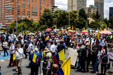 Bogotta, Kolombiya - 26 Eylül 2022. Gustavo Petro hükümetine karşı Bogota Kolombiya 'da barışçıl protesto yürüyüşleri. Yeni Kolombiya hükümetinin yasa reformlarına karşı yürüdü.