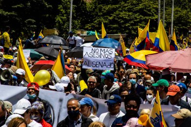 Bogotta, Kolombiya - 26 Eylül 2022. Gustavo Petro hükümetine karşı Bogota Kolombiya 'da barışçıl protesto yürüyüşleri. Yeni Kolombiya hükümetinin yasa reformlarına karşı yürüdü.