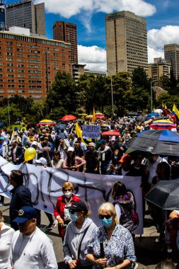 Bogotta, Kolombiya - 26 Eylül 2022. Gustavo Petro hükümetine karşı Bogota Kolombiya 'da barışçıl protesto yürüyüşleri. Yeni Kolombiya hükümetinin yasa reformlarına karşı yürüdü.