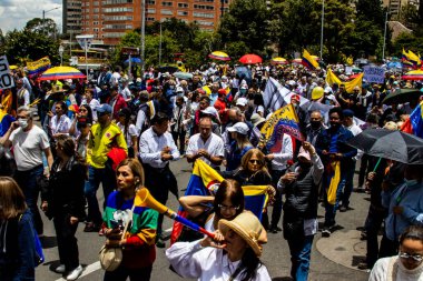 Bogotta, Kolombiya - 26 Eylül 2022. Gustavo Petro hükümetine karşı Bogota Kolombiya 'da barışçıl protesto yürüyüşleri. Yeni Kolombiya hükümetinin yasa reformlarına karşı yürüdü.