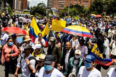 Bogotta, Kolombiya - 26 Eylül 2022. Gustavo Petro hükümetine karşı Bogota Kolombiya 'da barışçıl protesto yürüyüşleri. Yeni Kolombiya hükümetinin yasa reformlarına karşı yürüdü.