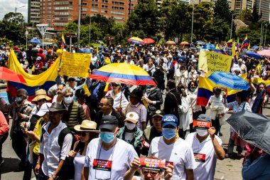 Bogotta, Kolombiya - 26 Eylül 2022. Gustavo Petro hükümetine karşı Bogota Kolombiya 'da barışçıl protesto yürüyüşleri. Yeni Kolombiya hükümetinin yasa reformlarına karşı yürüdü.