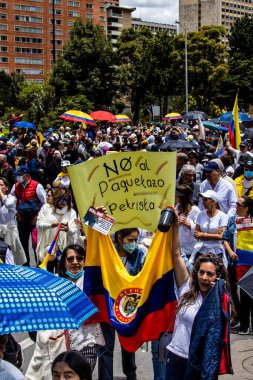 Bogotta, Kolombiya - 26 Eylül 2022. Gustavo Petro hükümetine karşı Bogota Kolombiya 'da barışçıl protesto yürüyüşleri. Yeni Kolombiya hükümetinin yasa reformlarına karşı yürüdü.