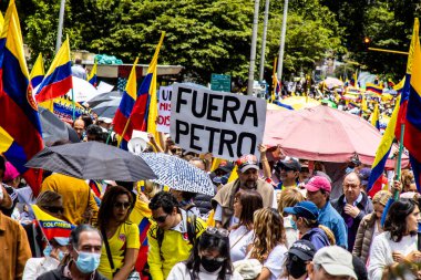 Bogotta, Kolombiya - 26 Eylül 2022. Gustavo Petro hükümetine karşı Bogota Kolombiya 'da barışçıl protesto yürüyüşleri. Yeni Kolombiya hükümetinin yasa reformlarına karşı yürüdü.