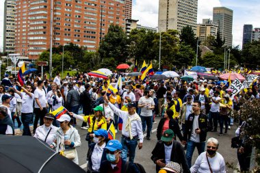Bogotta, Kolombiya - 26 Eylül 2022. Gustavo Petro hükümetine karşı Bogota Kolombiya 'da barışçıl protesto yürüyüşleri. Yeni Kolombiya hükümetinin yasa reformlarına karşı yürüdü.