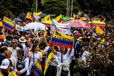 Bogotta, Kolombiya - 26 Eylül 2022. Gustavo Petro hükümetine karşı Bogota Kolombiya 'da barışçıl protesto yürüyüşleri. Yeni Kolombiya hükümetinin yasa reformlarına karşı yürüdü.