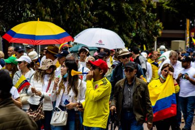 Bogotta, Kolombiya - 26 Eylül 2022. Gustavo Petro hükümetine karşı Bogota Kolombiya 'da barışçıl protesto yürüyüşleri. Yeni Kolombiya hükümetinin yasa reformlarına karşı yürüdü.