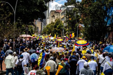 Bogotta, Kolombiya - 26 Eylül 2022. Gustavo Petro hükümetine karşı Bogota Kolombiya 'da barışçıl protesto yürüyüşleri. Yeni Kolombiya hükümetinin yasa reformlarına karşı yürüdü.