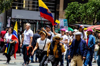 Bogotta, Kolombiya - 26 Eylül 2022. Gustavo Petro hükümetine karşı Bogota Kolombiya 'da barışçıl protesto yürüyüşleri. Yeni Kolombiya hükümetinin yasa reformlarına karşı yürüdü.