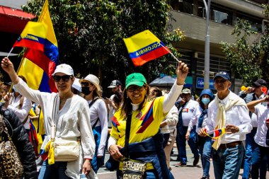 Bogotta, Kolombiya - 26 Eylül 2022. Gustavo Petro hükümetine karşı Bogota Kolombiya 'da barışçıl protesto yürüyüşleri. Yeni Kolombiya hükümetinin yasa reformlarına karşı yürüdü.