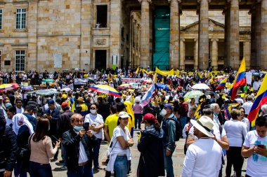 Bogotta, Kolombiya - 26 Eylül 2022. Gustavo Petro hükümetine karşı Bogota Kolombiya 'da barışçıl protesto yürüyüşleri. Yeni Kolombiya hükümetinin yasa reformlarına karşı yürüdü.
