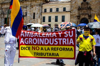 Bogotta, Kolombiya - 26 Eylül 2022. Gustavo Petro hükümetine karşı Bogota Kolombiya 'da barışçıl protesto yürüyüşleri. Yeni Kolombiya hükümetinin yasa reformlarına karşı yürüdü.