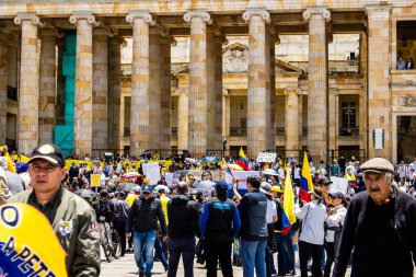 Bogotta, Kolombiya - 26 Eylül 2022. Gustavo Petro hükümetine karşı Bogota Kolombiya 'da barışçıl protesto yürüyüşleri. Yeni Kolombiya hükümetinin yasa reformlarına karşı yürüdü.