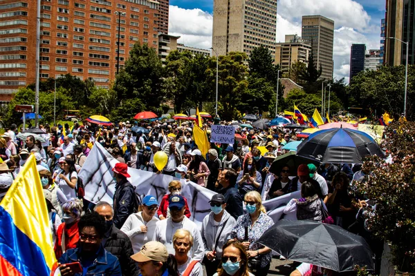 Bogotta, Kolombiya - 26 Eylül 2022. Gustavo Petro hükümetine karşı Bogota Kolombiya 'da barışçıl protesto yürüyüşleri. Yeni Kolombiya hükümetinin yasa reformlarına karşı yürüdü.