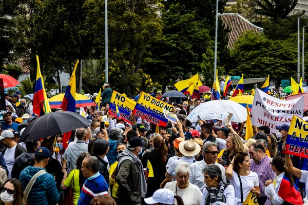 Bogotta, Kolombiya - 26 Eylül 2022. Gustavo Petro hükümetine karşı Bogota Kolombiya 'da barışçıl protesto yürüyüşleri. Yeni Kolombiya hükümetinin yasa reformlarına karşı yürüdü.