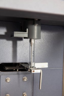 Akış sayacına yüklenmiş hasta örneği içeren test tüpü analiz için hazır. Akış sayacı