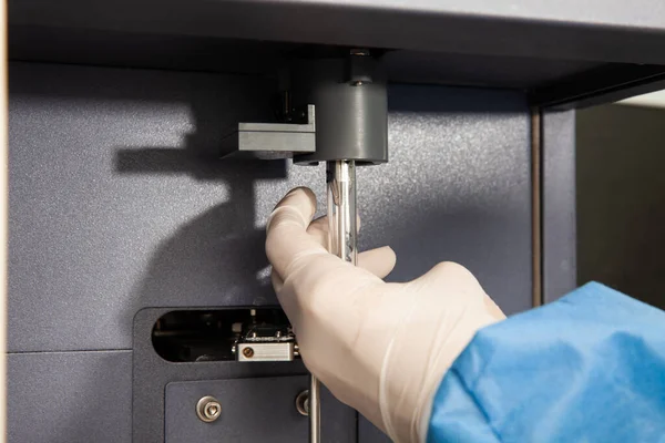 Cientista Carregando Tubo Ensaio Contendo Uma Amostra Paciente Citometria Fluxo — Fotografia de Stock