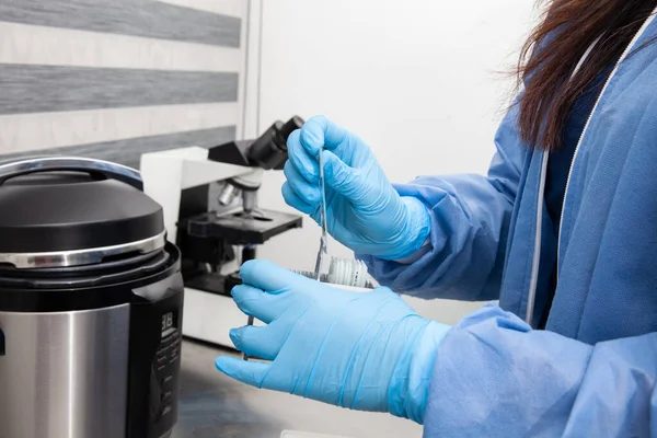 Wissenschaftler Bereiten Dias Mit Gewebeproben Für Immunhistochemische Tests Labor Vor — Stockfoto