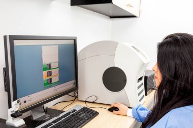 Genç kadın bilim adamı patoloji çalışmaları için doku örnekleriyle mikroskop slaytları tarıyor. Kanser tanısı konsepti. Tıbbi teknoloji kavramı.