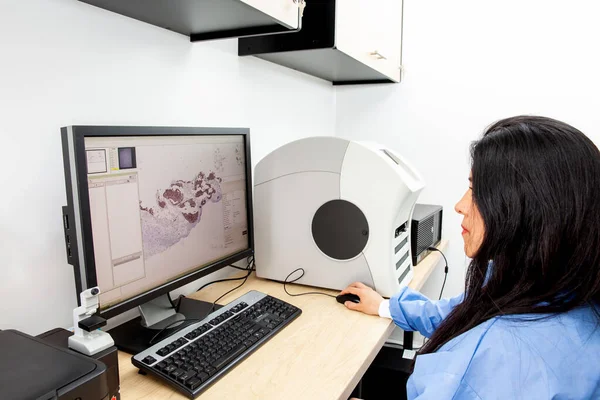 Científica Joven Escaneando Diapositivas Microscopio Con Muestras Tejido Para Estudios —  Fotos de Stock
