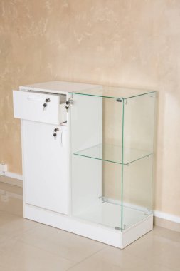 Cam ve ahşap panellerden yapılmış bir mağazada perakende satış için tezgah. Ürünlerin satışı için ekipman. konsept iş