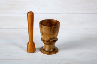 El yapımı ahşap masa takımı ve beyaz tahta arka planda parlak bir ciltli yüzey. Değerli ahşaptan yapılmış sofra takımı..