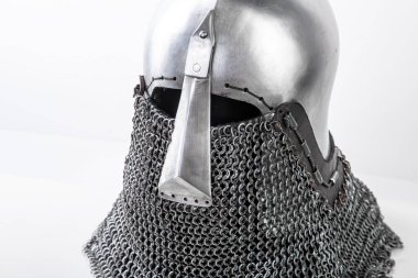 Demir çelik mühimmat, şövalye için kişisel aksesuarlar miğfer, zincir zırh, kol koruması. Kavram, eski savaşların yeniden inşasıdır..