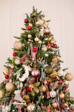 Güzel balonlar ve kurdelelerle süslenmiş Noel ağacı. Dekoratif oyuncaklı yapay ladin. konsept Noel