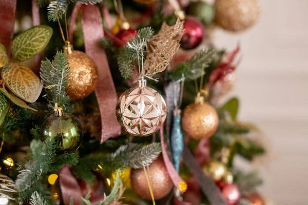 Árbol Navidad Decorado Con Hermosos Globos Cintas Abeto Artificial Con —  Fotos de Stock