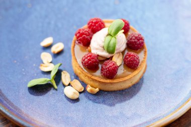 İnek kremi, donmuş meyve ve böğürtlenden yapılmış taze diyet tatlısı. Fırında pişmiş turta. konsept tatlıdır.