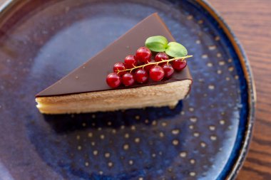 İnek kremi, donmuş meyve ve böğürtlenden yapılmış taze diyet tatlısı. Fırında pişmiş turta. konsept tatlıdır.